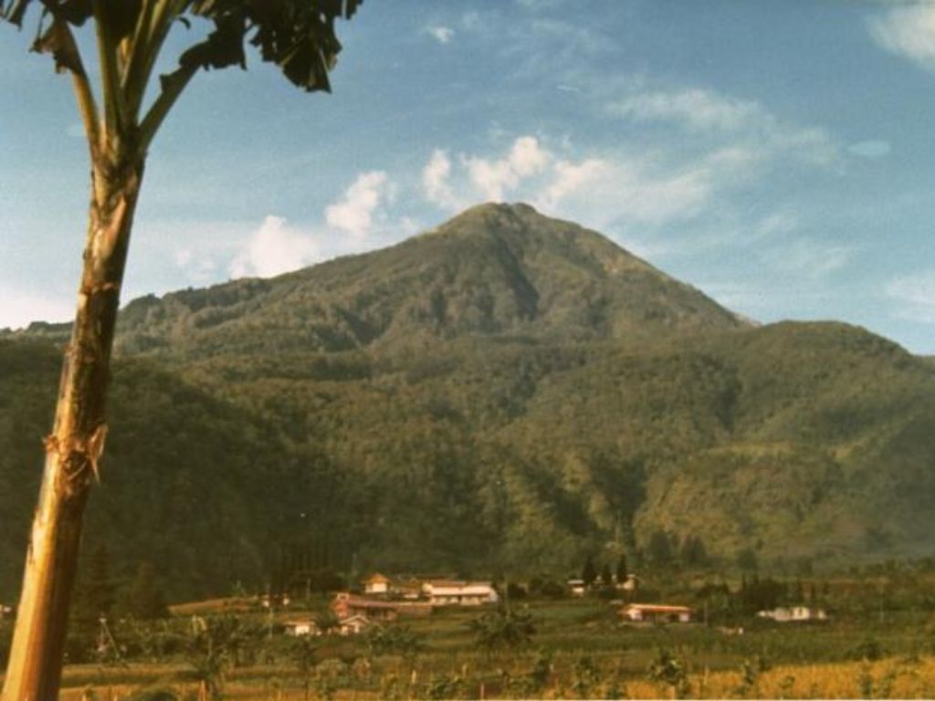 5 Gunung di Pulau Jawa yang Paling Angker dan Penuh Cerita Mistis, Berani Mendaki?