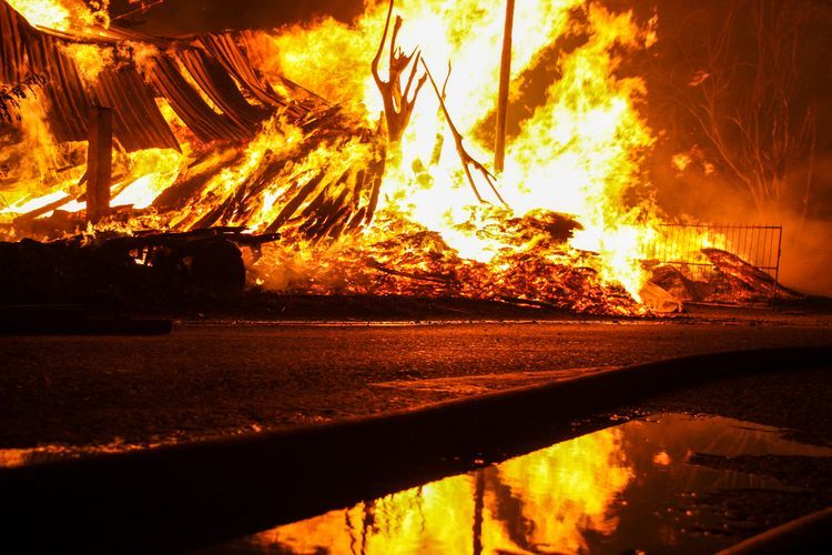 Sadis! Suami di Cakung Jaktim Bakar Kontrakan Lalu Kabur Tinggalkan Istri yang Terluka