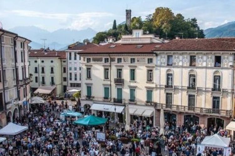 FOTO: Kota Schio yang Berubah Jadi Manchester Saat Oktober