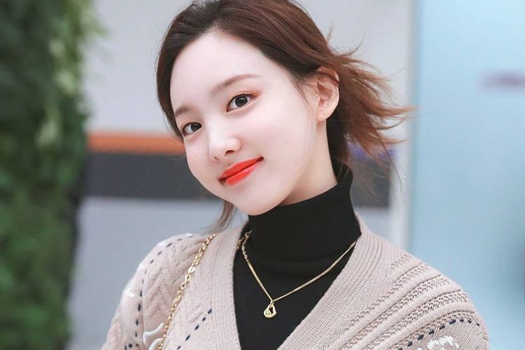 Didekati Penguntit Saat Naik Pesawat, Polisi Lindungi Nayeon TWICE