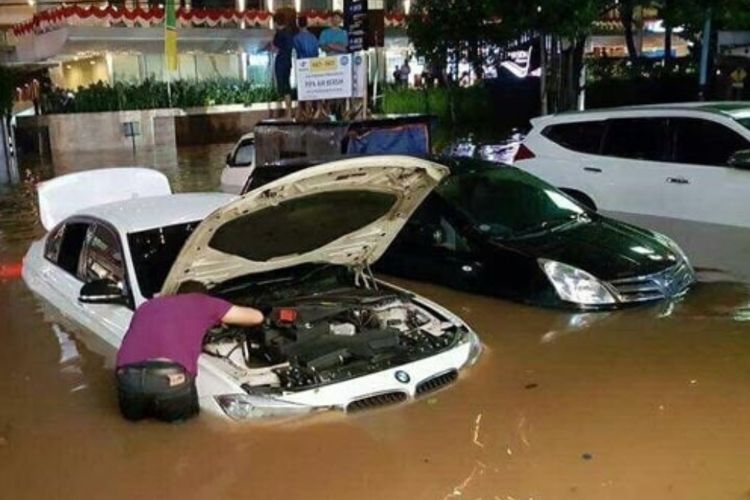 Mobil Terendam Banjir Harus Diapain? Mending Simak 5 Langkah Penting Ini Biar Bisa Terselamatkan!