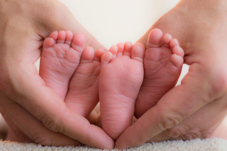 Bisa Punya Anak Kembar tanpa Keturunan Kembar? Ini Penjelasan Genetiknya!