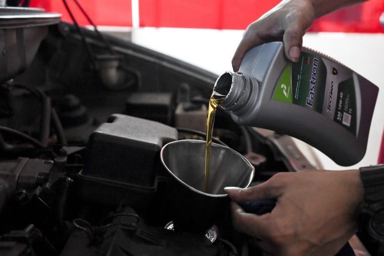 4 Masalah Fatal yang Bisa Terjadi jika Oli Mobil Jarang Diganti