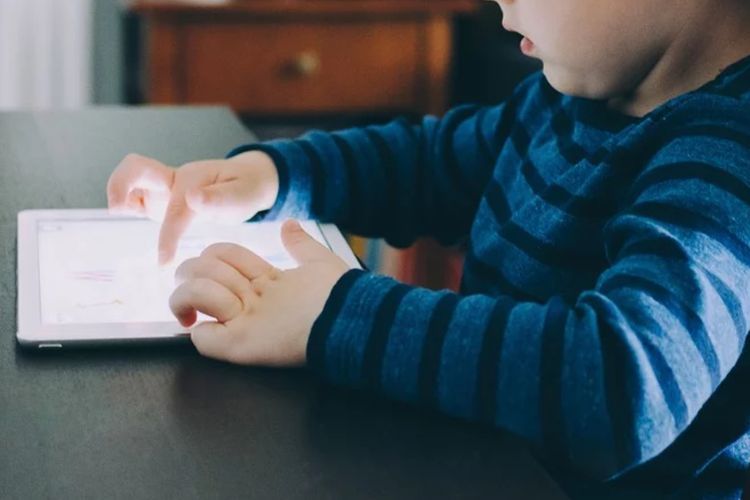 Anak Sebaiknya Dikasih Gadget di Usia Berapa? Ini Rekomendasi Ahli