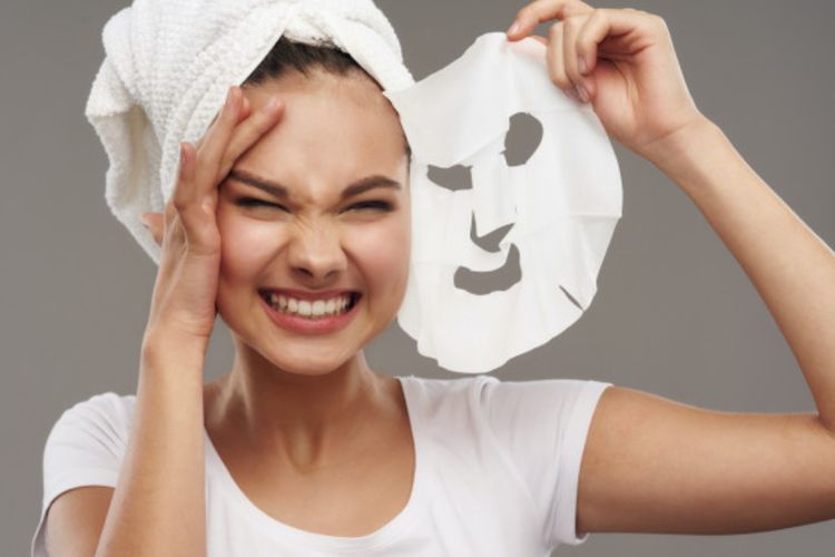 2 Kesalahan Terbesar Pakai Sheet Mask yang Sering Kamu Lakukan, Simak Juga Hacks Viral!