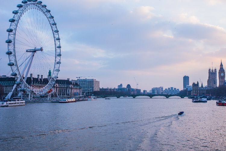 FOTO: Ada Mini Bar di Puncak Bianglala London Eye