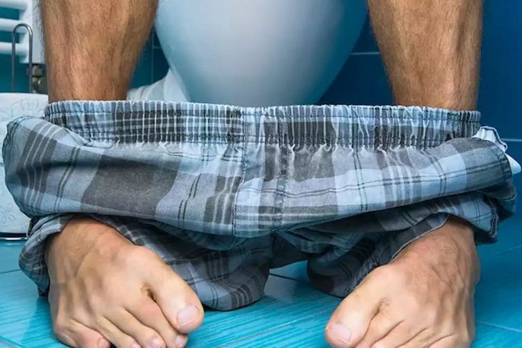Dear Paksu, Hati-hati BAB Sambil Main HP di Toilet Berisiko Ambeien