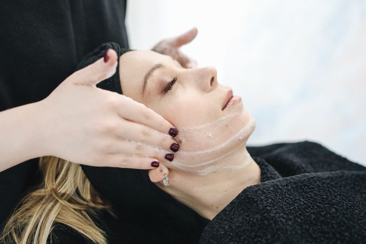 Viral! Tren Skincare Lemak Sapi dan Sperma Salmon, Aman atau Berbahaya?