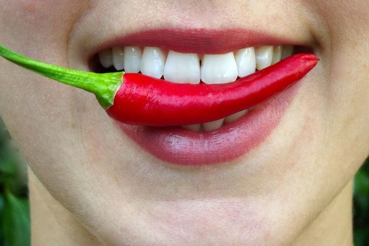 Benarkah Wanita Lebih Tahan Pedas daripada Pria? Ini Penjelasan Ilmiahnya!