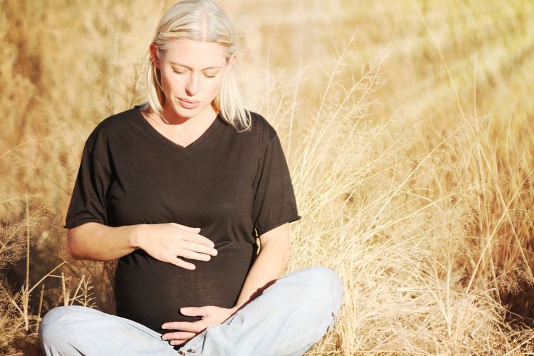 Kenapa Ibu Muda 20 Tahunan Lebih Mudah Alami Baby Blues Pascamelahirkan?