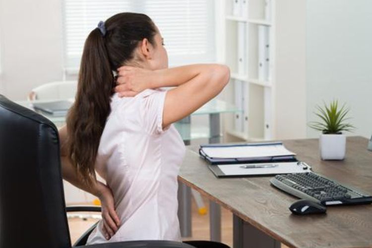 Bagaimana Cara Meredakan Sakit Pinggang saat Duduk? Begini 5 Tipsnya