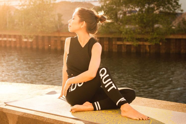 5 Kebiasaan Sepele saat Yoga yang Bisa Bikin Sendi Cepat Rusak