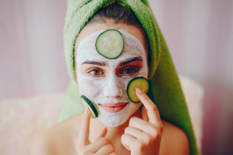 Glowing Nggak Harus Mahal: 5 Skincare Alami yang Bisa Kamu Coba di Rumah