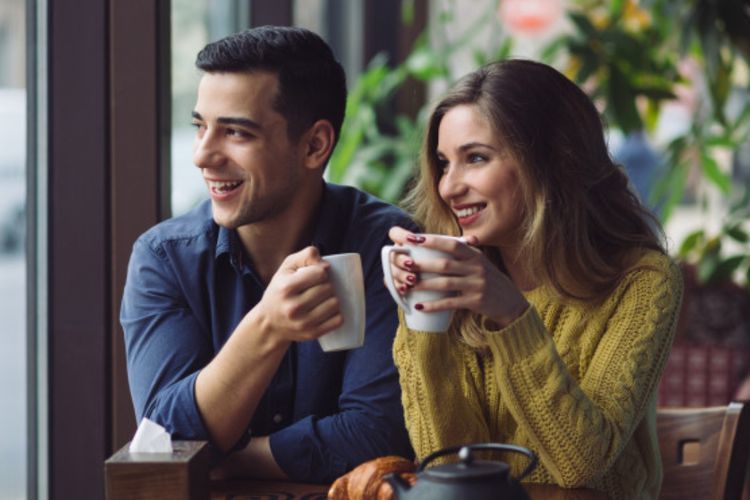 4 Zodiak yang Jatuh Hati Lewat Obrolan, Bukan Penampilan