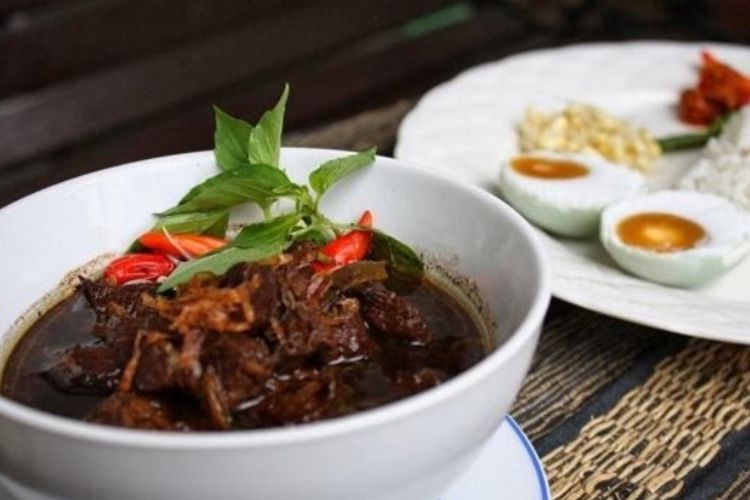 Rawon Setan Embong Malang: Kuliner Surabaya yang Bikin Merinding Tapi Nagih