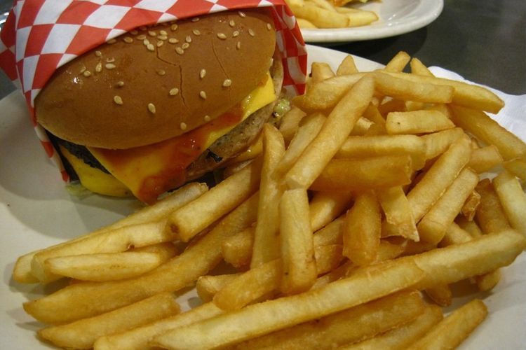 Meski Praktis dan Enak, Ini Bahaya Konsumsi Junk Food saat Ramadan 