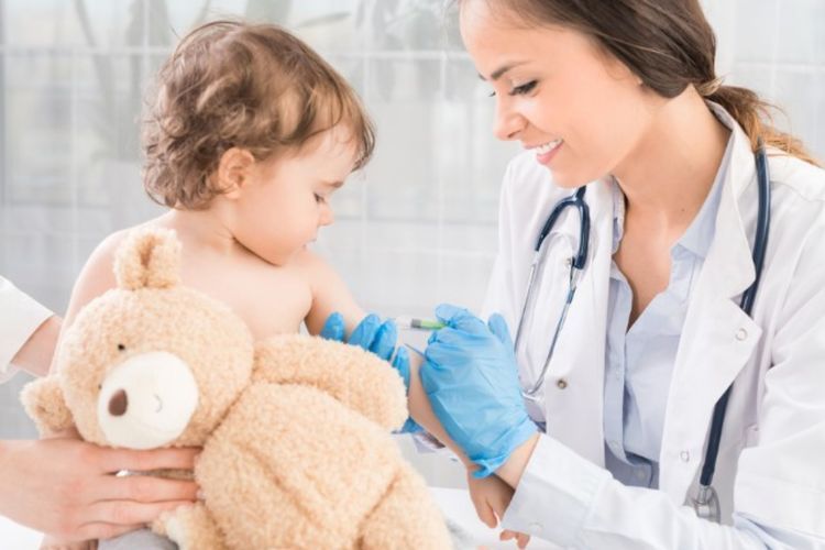 Ternyata Ini Alasan Kenapa Bayi Sering Demam Usai Vaksinasi