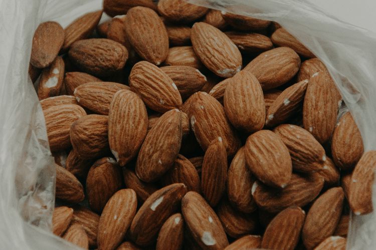 7 Makanan Sehat yang Harus Kamu Konsumsi Lebih Banyak, dari Almond hingga Biji Labu