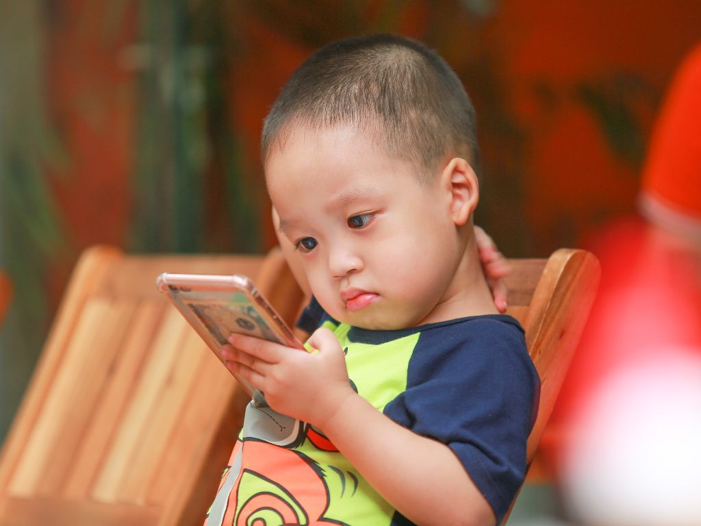 Anak Sebaiknya Dikasih Gadget di Usia Berapa? Ini Rekomendasi Ahli