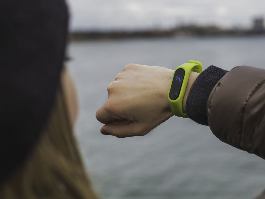 Kenakan Fitness Tracker untuk Mengukur Detak Jantung, Benarkah Efektif?
