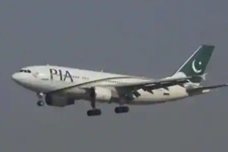 Pesawat Jatuh di Kawasan Penduduk di Pakistan, Rumah Warga Ikut Terbakar