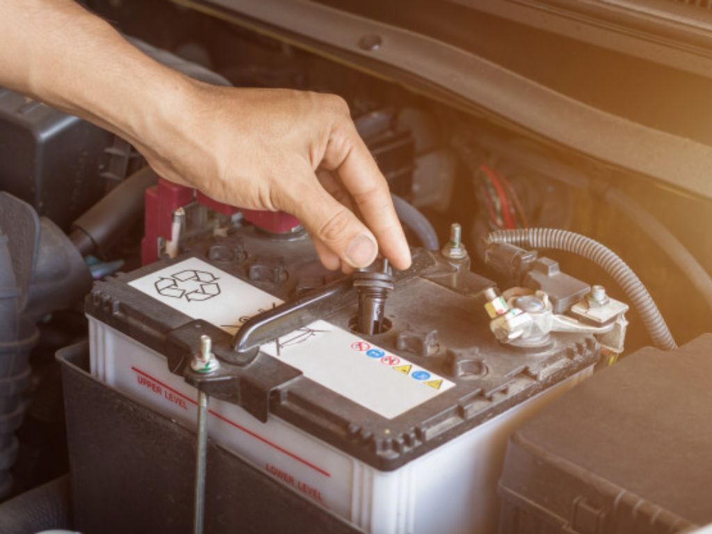 Mending Aki Kering atau Basah untuk Mobil LCGC? Simak 5 Penjelasan Lengkapnya di Sini!