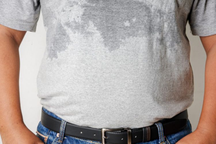 Sering Bau Badan Saat Panas? Hindari Bahan Baju Ini dan Pilih yang Menyerap Keringat