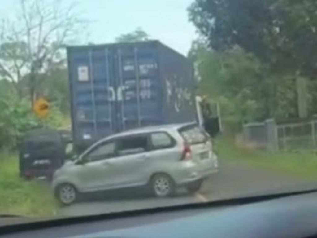 Mengenaskan! Ini Detik-detik Truk Kontainer Tak Kuat Naik Tanjakan dan Menabrak Mini Bus