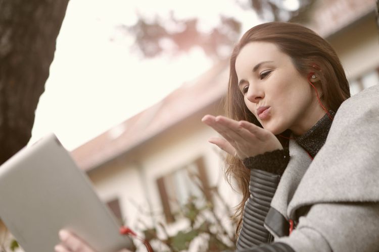Digital Intimacy vs Real Connection: Saat Dunia Maya Gak Bisa Obati Rasa Kesepian