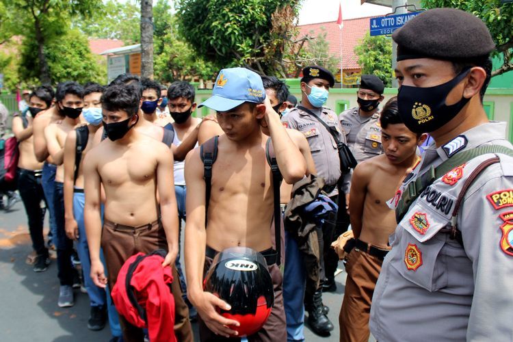 FOTO: Pelajar Diamankan Polisi Saat Hendak Ikut Demo