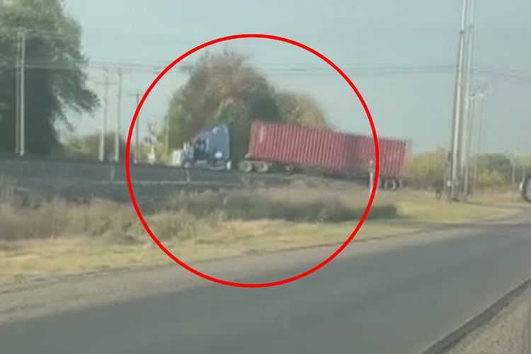 Detik-Detik Truk Kontainer Ditabrak Kereta Api, Langsung Hancur!