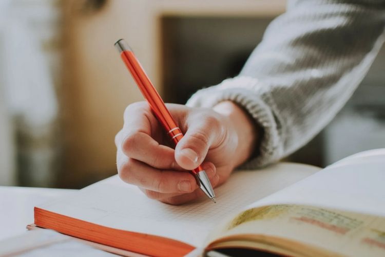 Menulis Jurnal Bisa Bikin Mental Lebih Sehat, Ini 9 Manfaat yang Nggak Kamu Sangka!