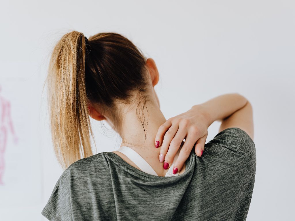 5 Kebiasaan Sepele yang Diam-diam Sering Bikin Wanita Alami Nyeri Punggung