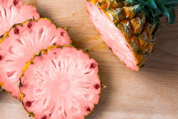 Bukan Editan! Nanas Merah Muda Ini Varietas Baru yang Dijual Secara Komersial