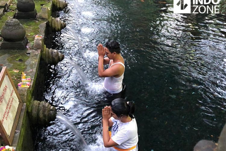Panduan Melukat di Bali: Ritual Suci Penyucian Pikiran yang Sedang Mendunia