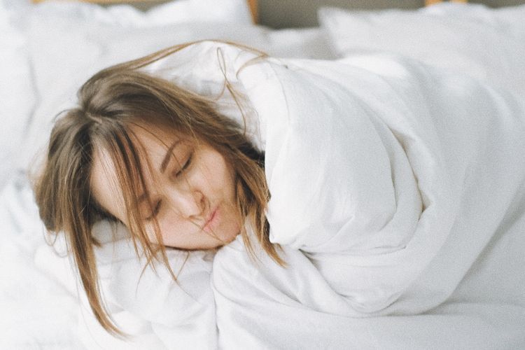 Jam Tidur Ideal Berdasarkan Usia: Kenapa Tidur Cukup Itu Nggak Bisa Ditawar