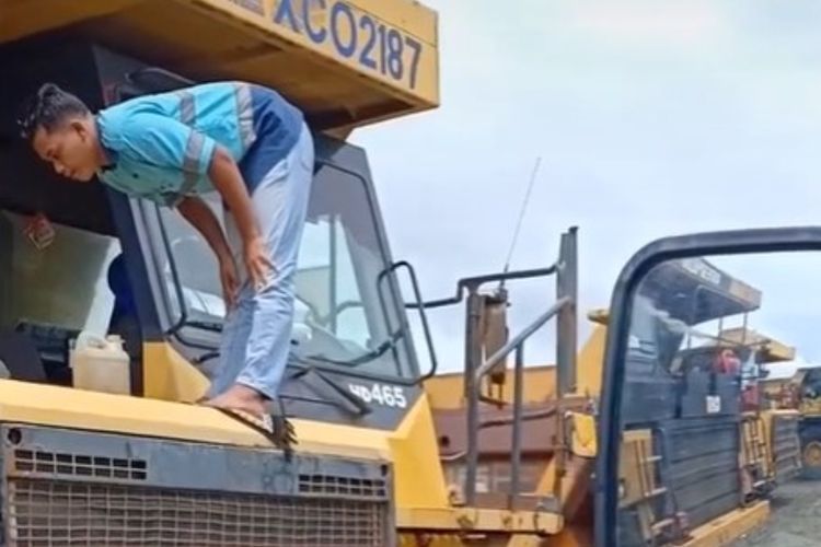 MasyaAllah, Pekerja Tambang Ini Salat di Atas Alat Berat