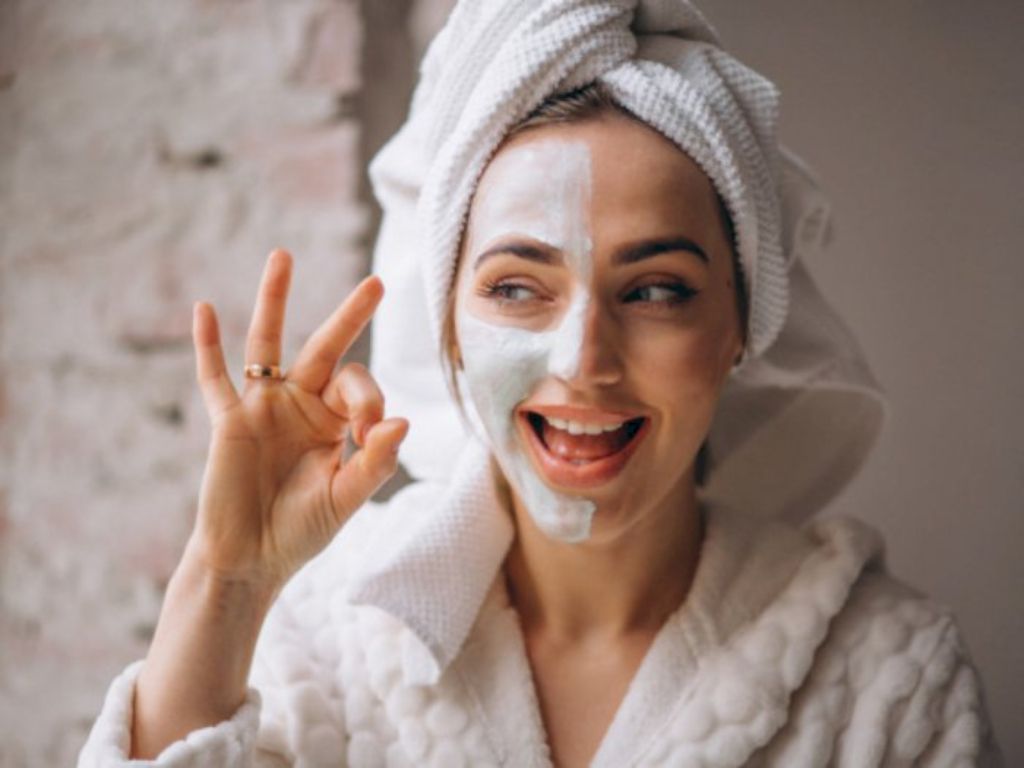 Bener Gak Sih, Masker Wajah Bisa Bikin Kulit Lebih Putih? Ini Faktanya!