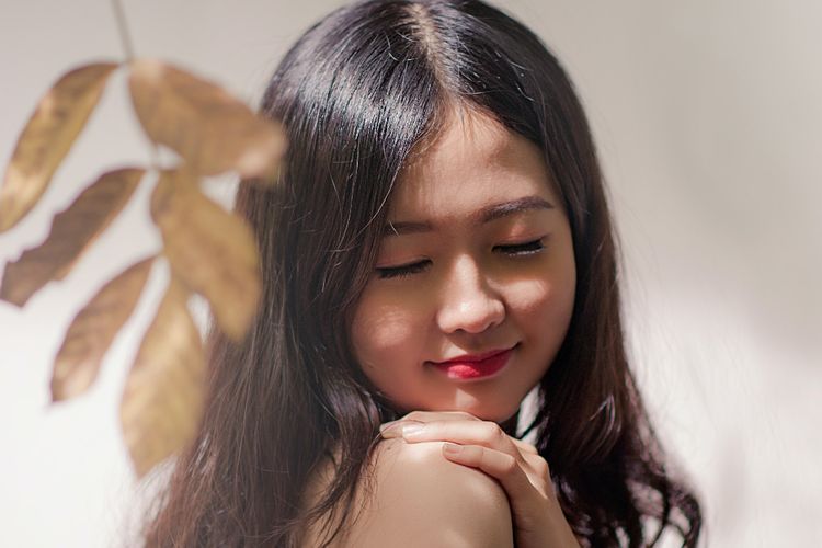 Wajah Lebih Gelap dari Tangan? Begini Cara Pilih Shade Foundation yang Tepat