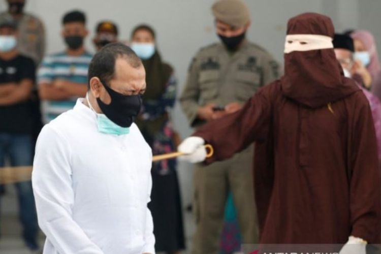 Kedapatan Ciuman di Toilet Umum, Dua Pria di Aceh Divonis 80 Cambukan karena Hubungan Sesama Jenis