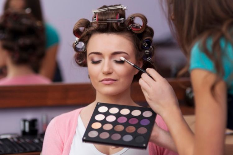 Begini Cara Memilih Warna Eyeshadow dan Blush On yang Paling Cocok dengan Outfit Kamu!