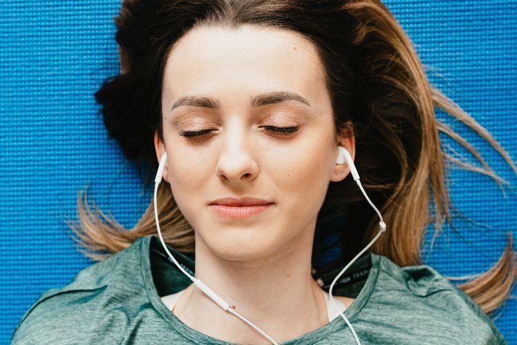 Biar Tetap Asik dan Aman! Tips Gunakan Earphone Tanpa Ganggu Kesehatan Telinga