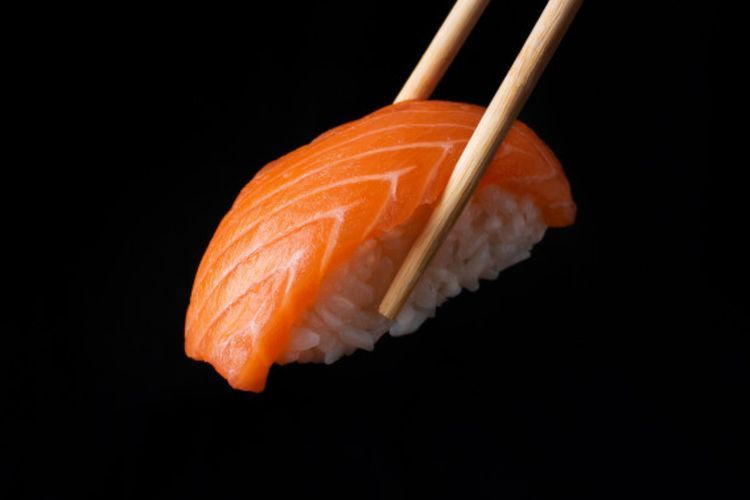 Uniknya Tradisi Nyotaimori di Jepang: Makan Sushi Tanpa Piring