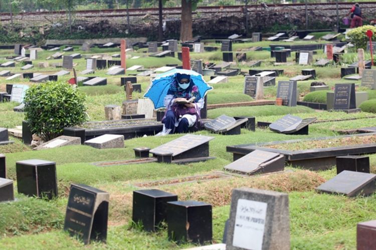 Tata Cara Ziarah Kubur Sesuai Sunnah: Bacaan Doa, Adab, & Hukum Mengambil Foto