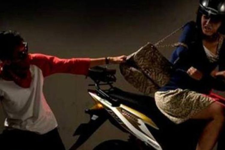 Viral Detik-Detik Begal di Rampas Motor di Cakung Jaktim, Bawa Sajam Ukuran Raksasa!