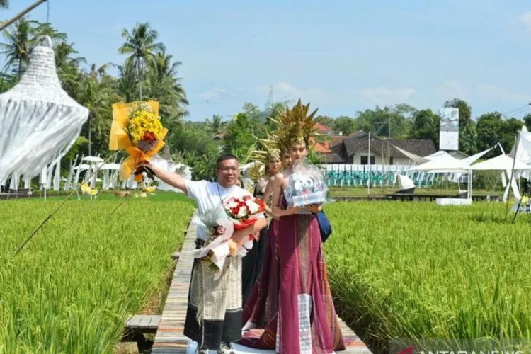 Menyatu dengan Alam, Indonesia Fashion Parade Tampilkan Pagelaran Busana di Tengah Sawah