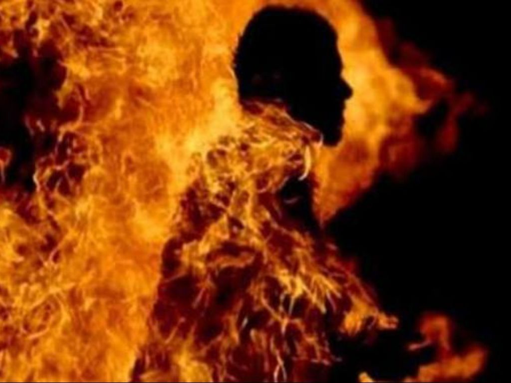 Viral Aksi Pria Bakar Diri di Tangsel, Polisi Sebut Korban Sengaja Bunuh Diri