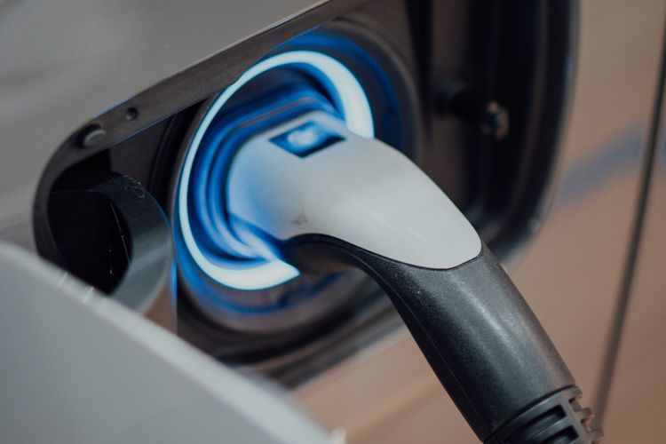 Jangan Bingung, Segini Biaya Ngecas Mobil Listrik AION Y Plus di Rumah yang Ternyata Murah Banget!