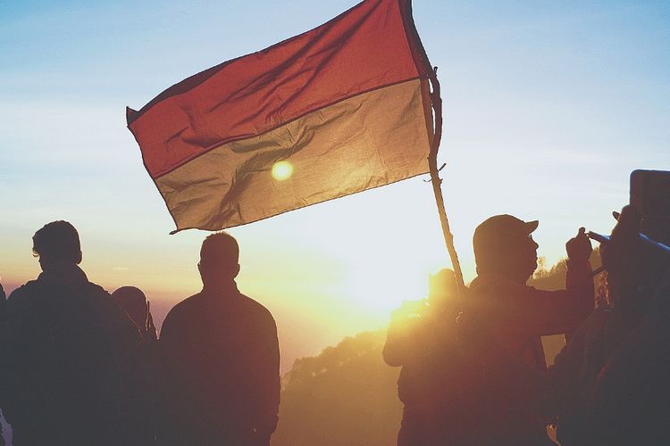 7 Puisi Singkat Tentang Hari Kemerdekaan yang Menyentuh Hati, Bikin Makin Cinta Indonesia!