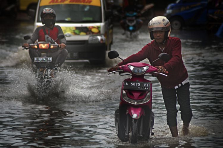Imbas  Hujan Lebat Guyur Jakarta, 20 Ruas Jalan dan 15 RT Terendam Banjir